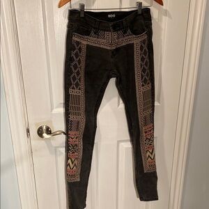 BDG UO Mid Rise Twig Ankle Distressed Black Skinny Jeans w Aztec Embroidery